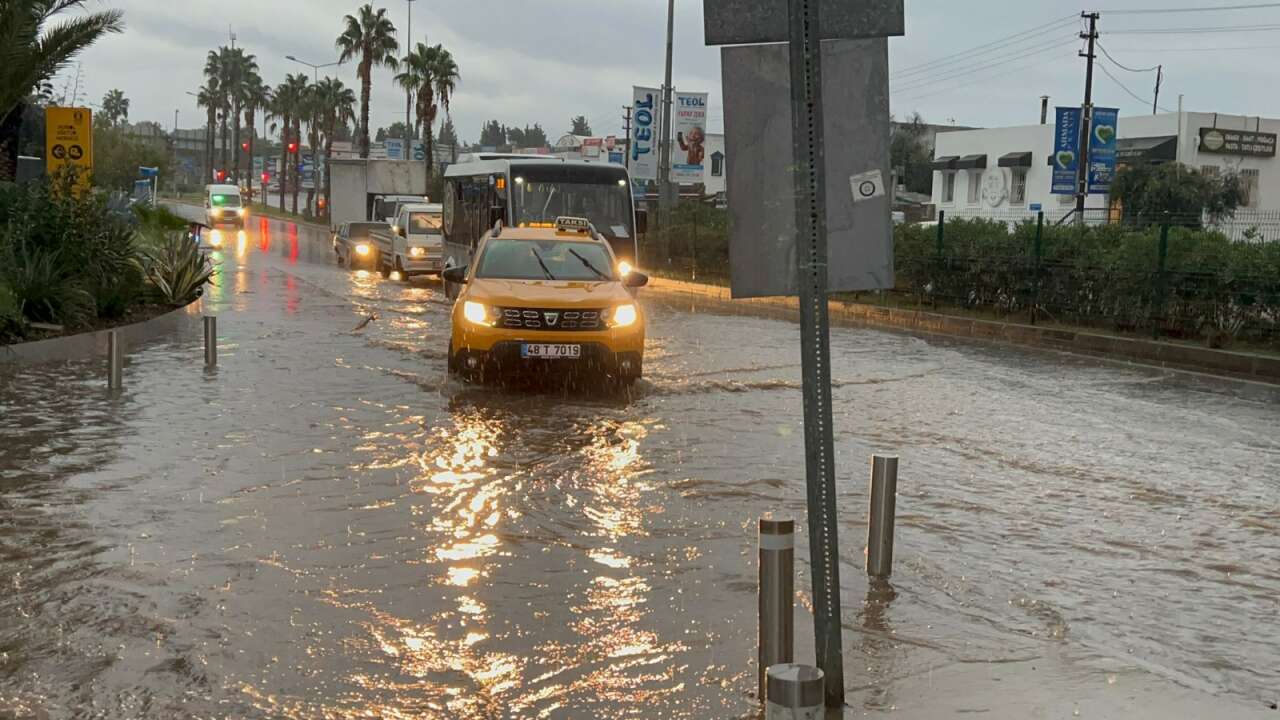 Muğla’yı Sağanak ve Fırtına Vurdu: Bodrum’da Kanalizasyon Taştı, Evleri Pis Su Bastı 3